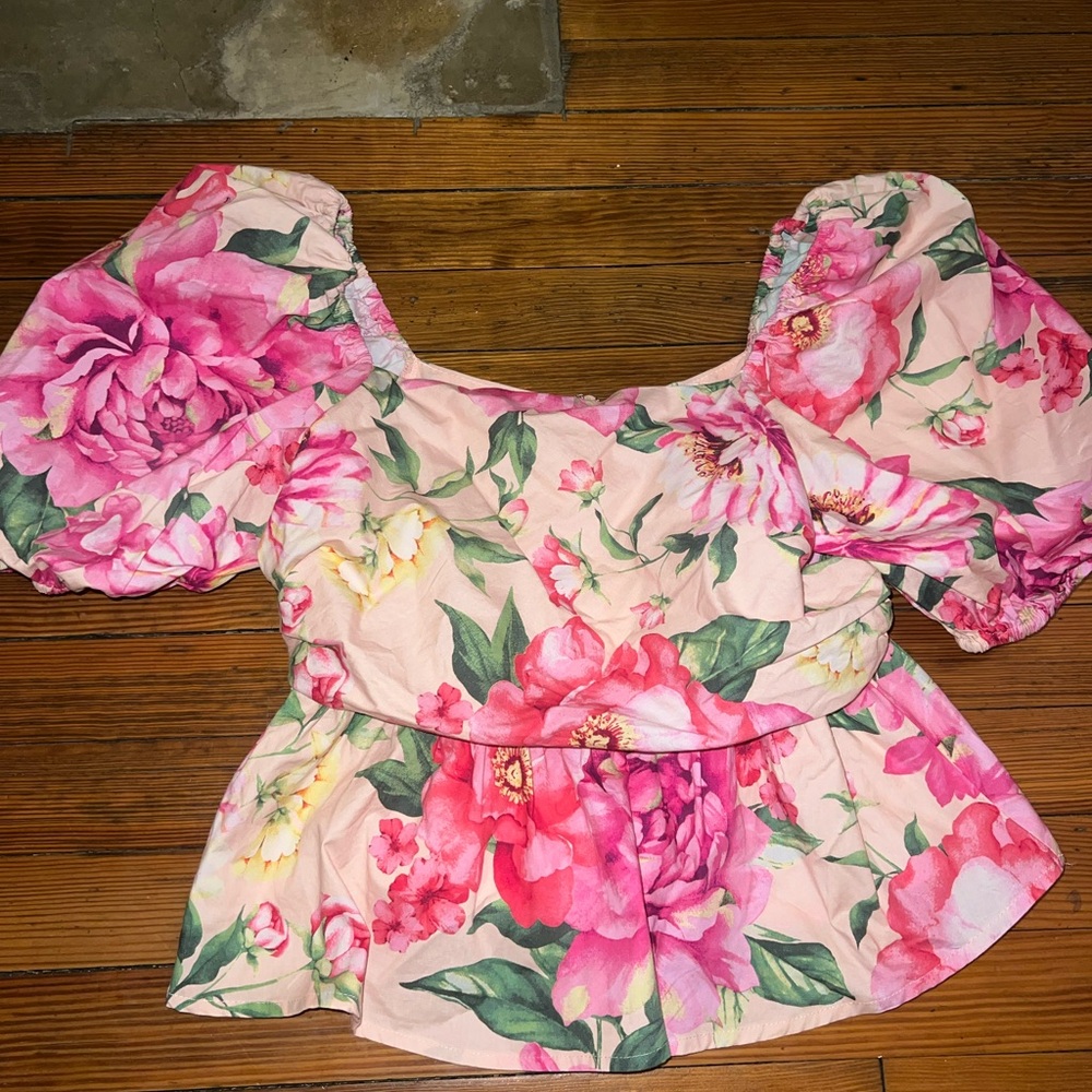 Size M top. So perfect for spring && summer